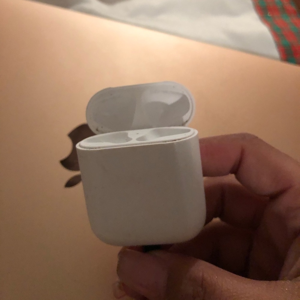 Apple air pods charging case